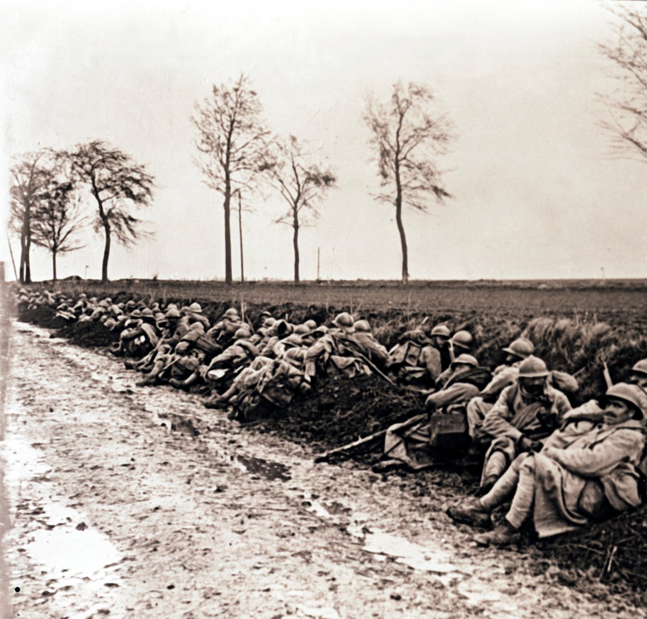 Tropas descansando al lado de un camino, norte de Francia, c1914-c1918 de Unbekannt