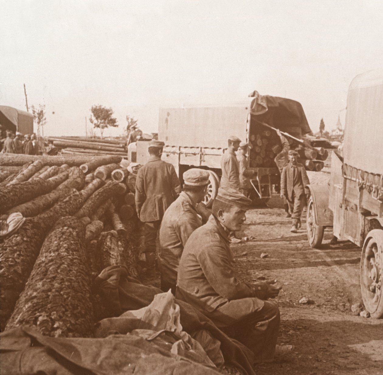Camiones en la Voie Sacrée, Verdún, norte de Francia, c. 1914-c. 1918 de Unbekannt