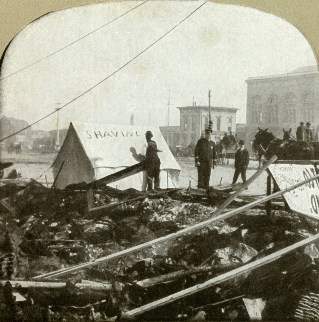 Verdadera determinación - Barbero pintando letrero en tienda extendida en la acera del antiguo lugar, 1906 de Unbekannt