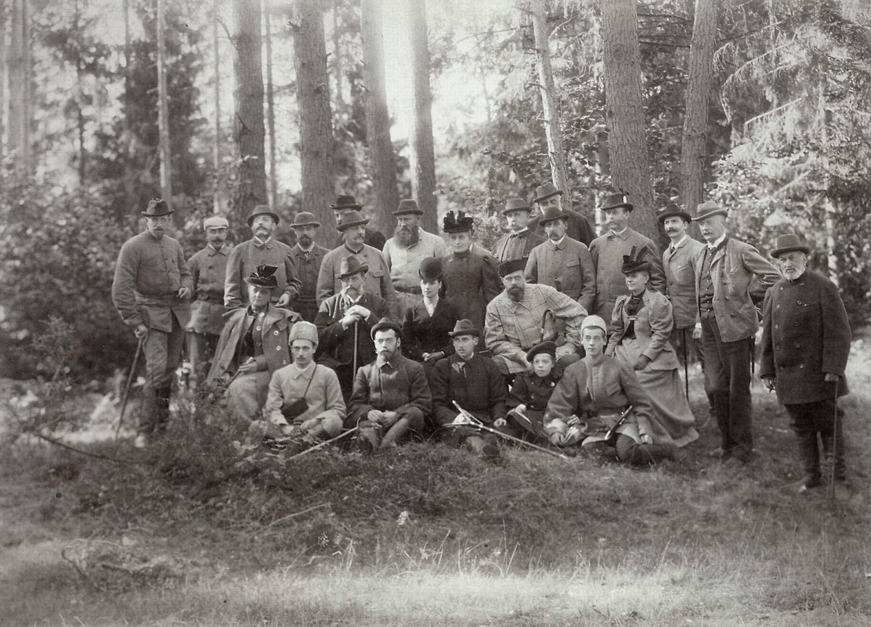 El zar Alejandro III con familia y amigos en una cacería en el Bosque de Bialowieza, Rusia, 1894 de Unbekannt