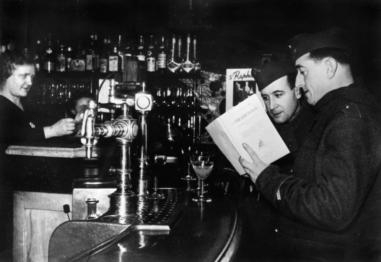 Dos soldados franceses de permiso en un café, c. 1939-1940 de Unbekannt