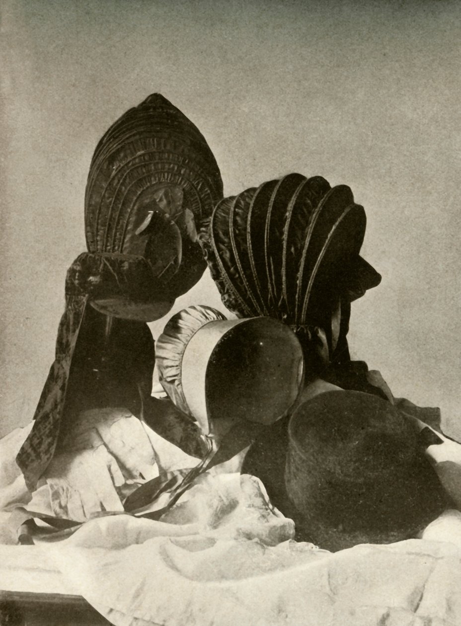 Dos calesas de seda, gorra de montar, sombrero cuáquero, sombrero, guantes y falda, siglo XVIII, 1937 de Unbekannt
