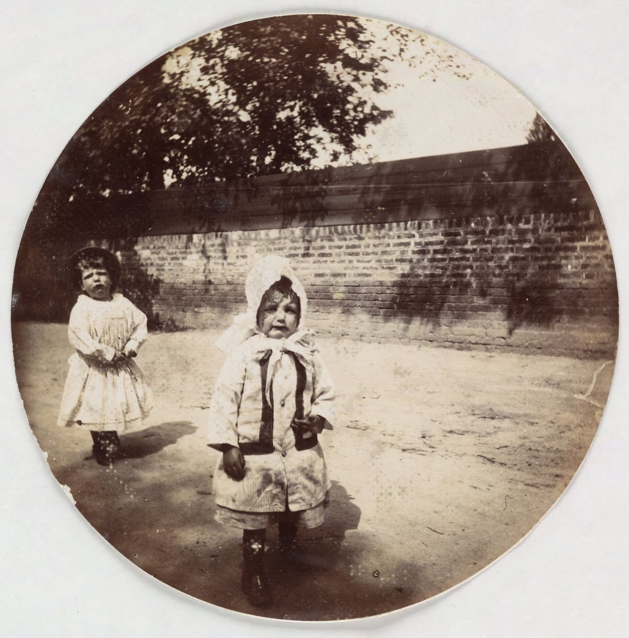 Dos niños pequeños caminando junto a una pared, c 1890 de Unbekannt