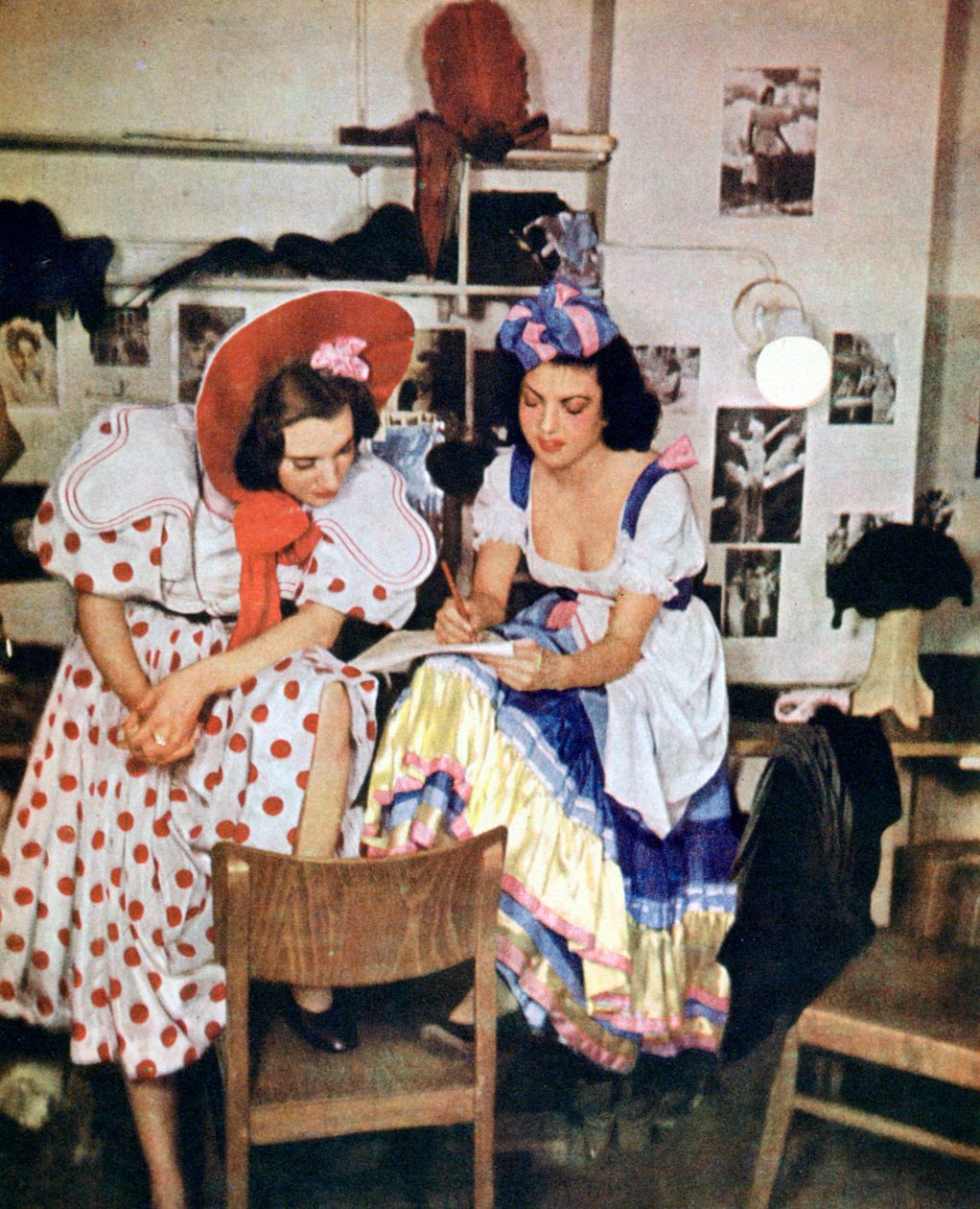 Dos mujeres de la opereta Como una vez en mayo, de Walter Kollo, Berlín, 1943 de Unbekannt