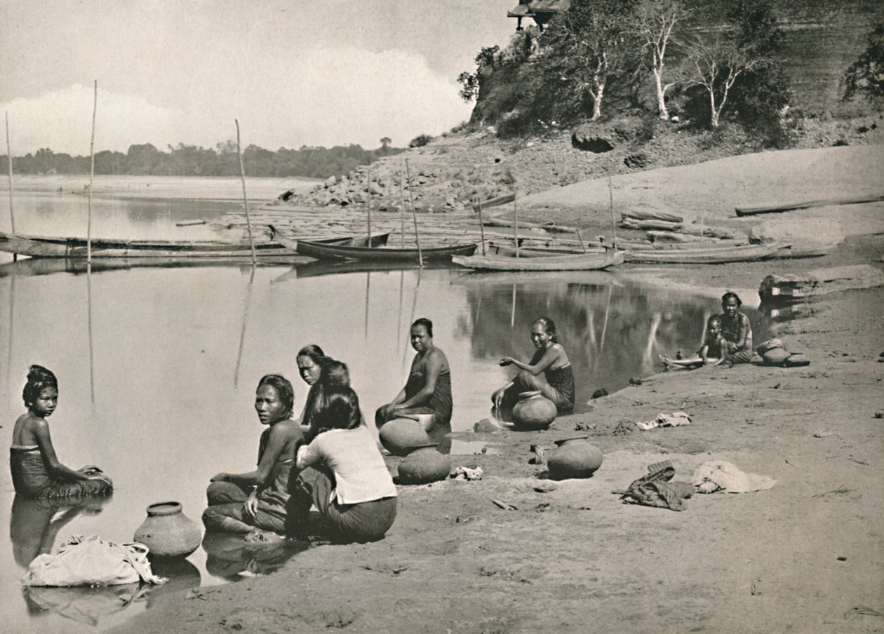 Escena Típica a la Orilla del Gran Irrawaddy - Mujeres bañándose y sacando agua de Unbekannt