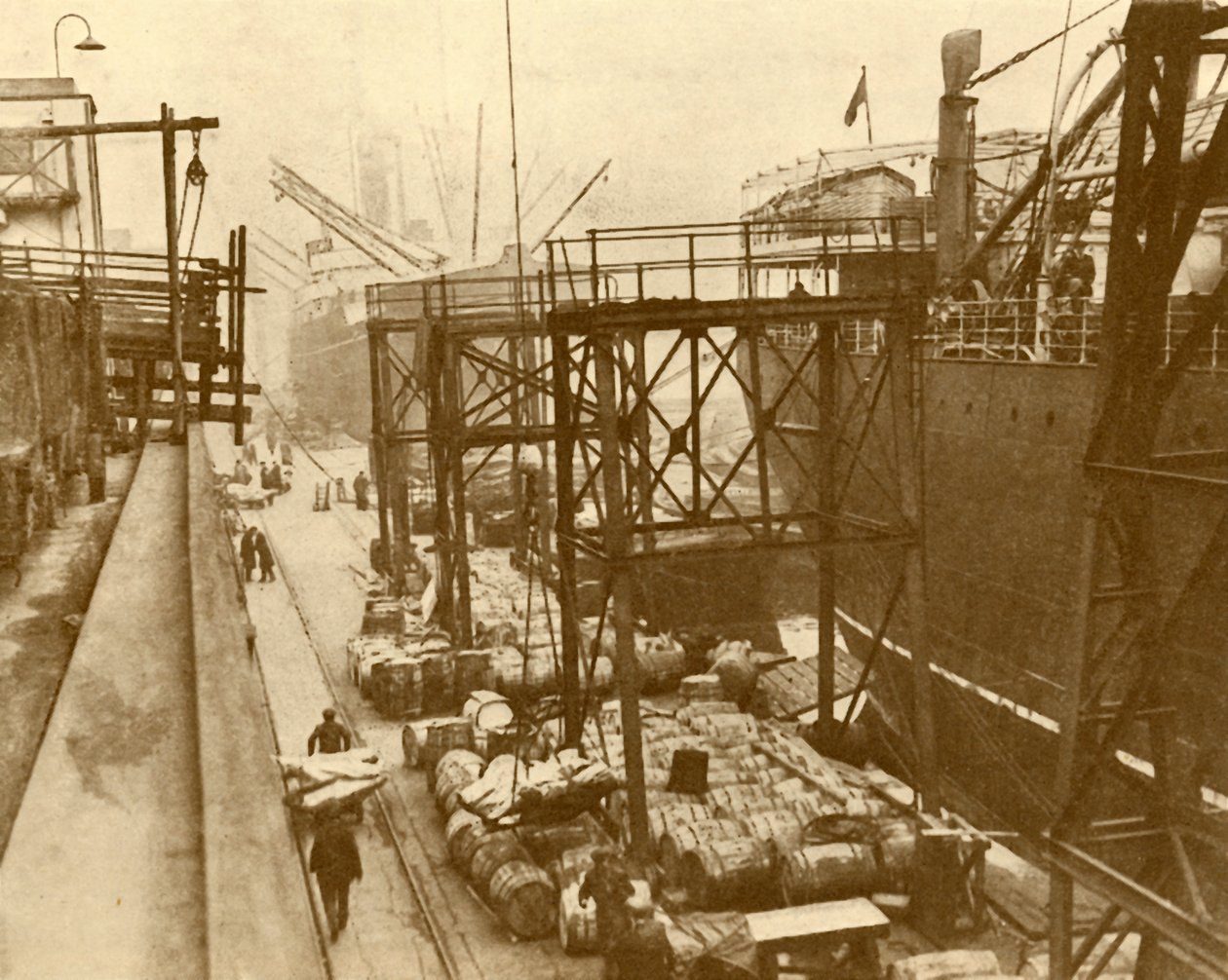 Descargando barcos de alimentos en los Royal Albert Docks, Londres, c. 1930 de Unbekannt