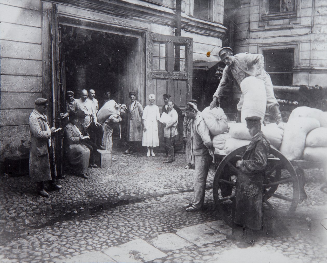 Descargando comida, la Casa de los Científicos, Petrogrado, Rusia, c1920-c1924 de Unbekannt