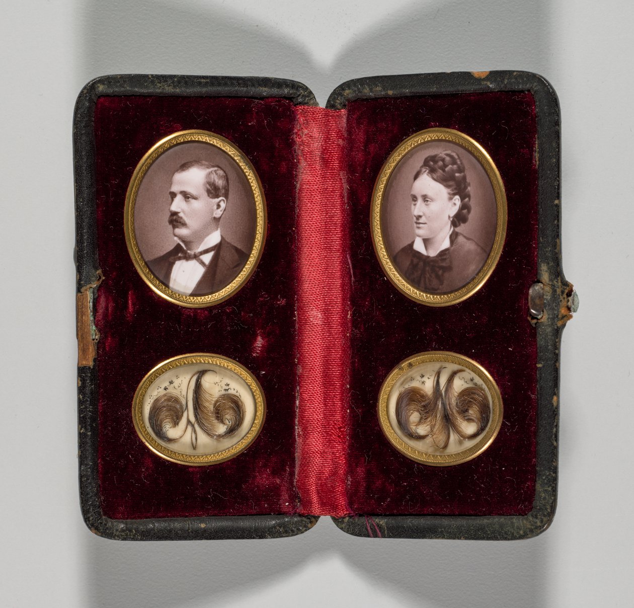 Sin título Caja con retratos de un hombre y una mujer y adornos para el cabello, c. 1870 de Unbekannt