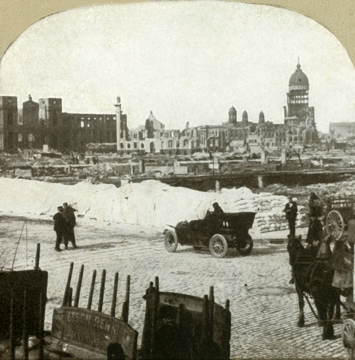 Vista desde la estación de distribución de la escuela Moulder, mostrando toneladas de harina en la acera, 1906 de Unbekannt