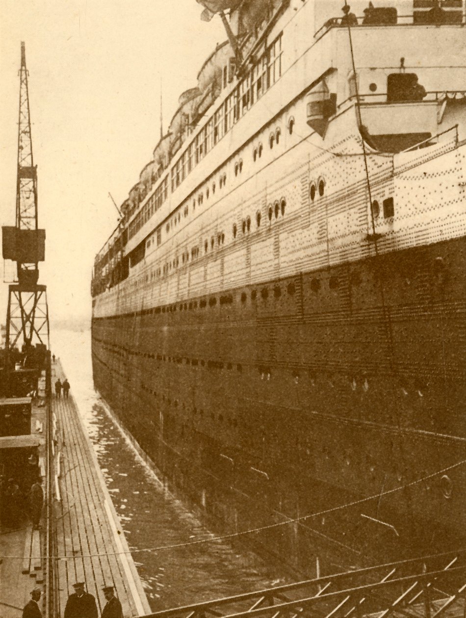 Vista del lado de estribor del Majestic mientras entraba en el dique seco flotante, c1930 de Unbekannt