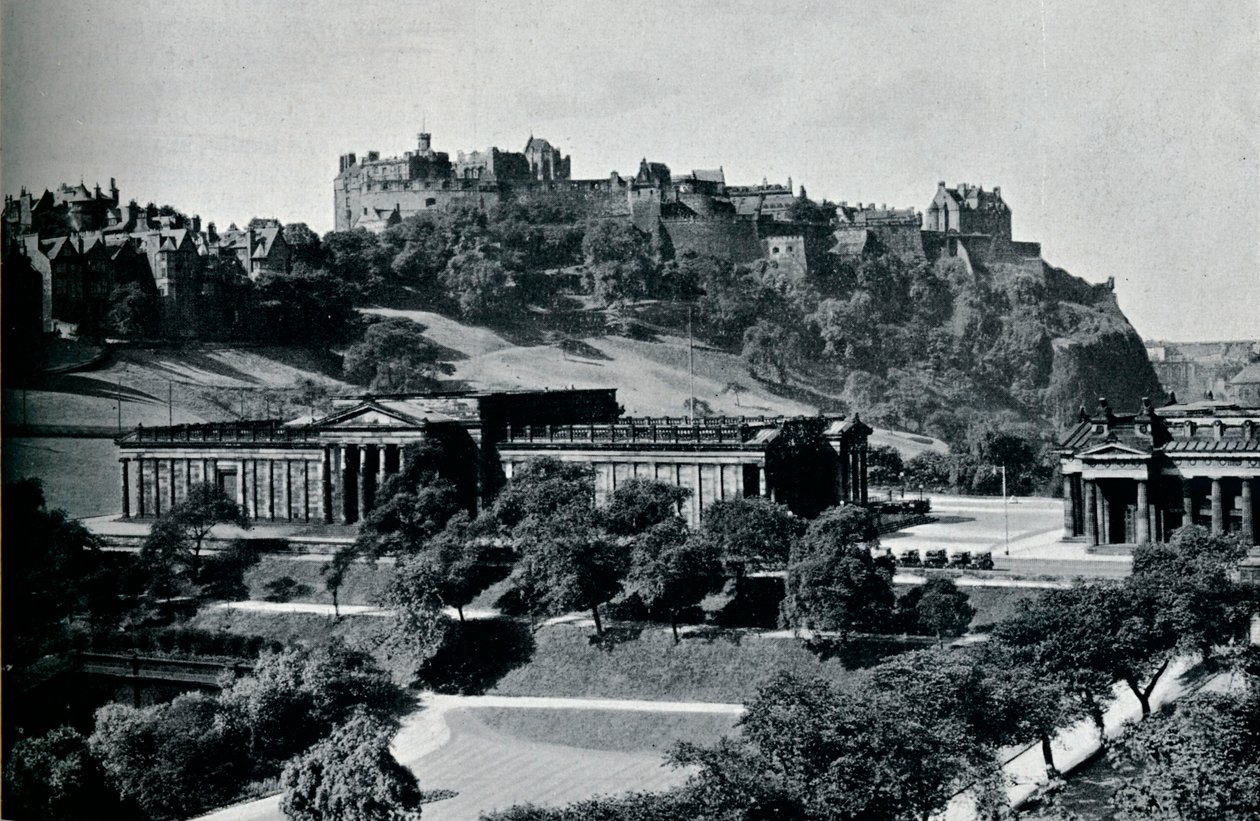 Vista de la Galería Nacional de Escocia y el Castillo de Edimburgo, c1945 de Unbekannt