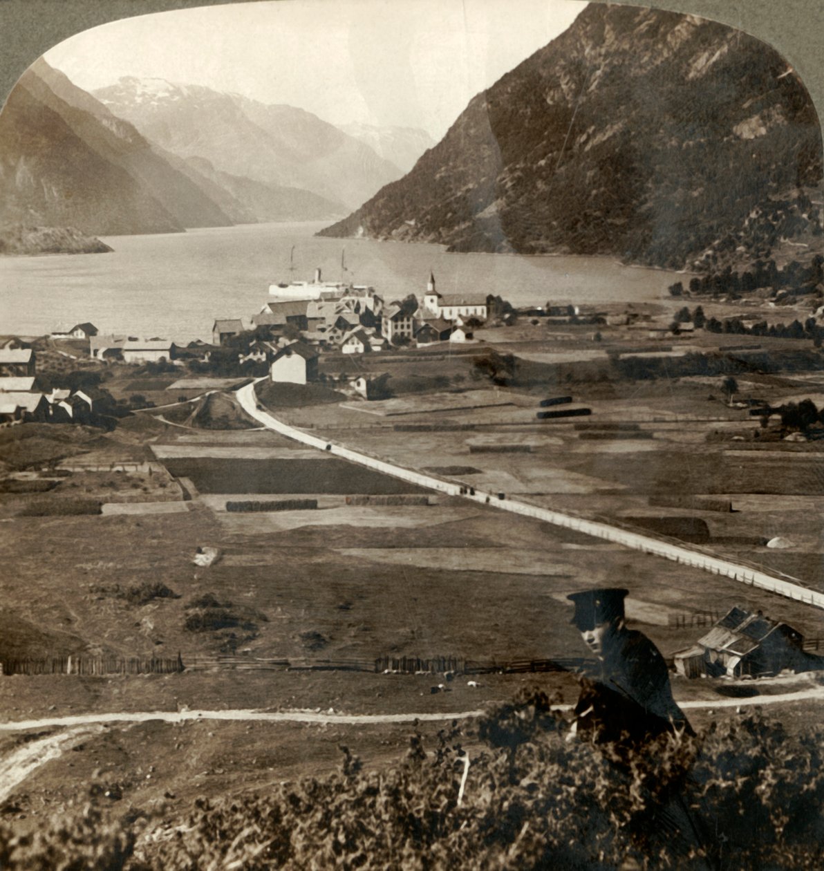 Tejados de aldeas y campos soleados de Odde, N. hasta el estrecho Sorfjord rodeado de montañas, Noruega, 1905 de Unbekannt