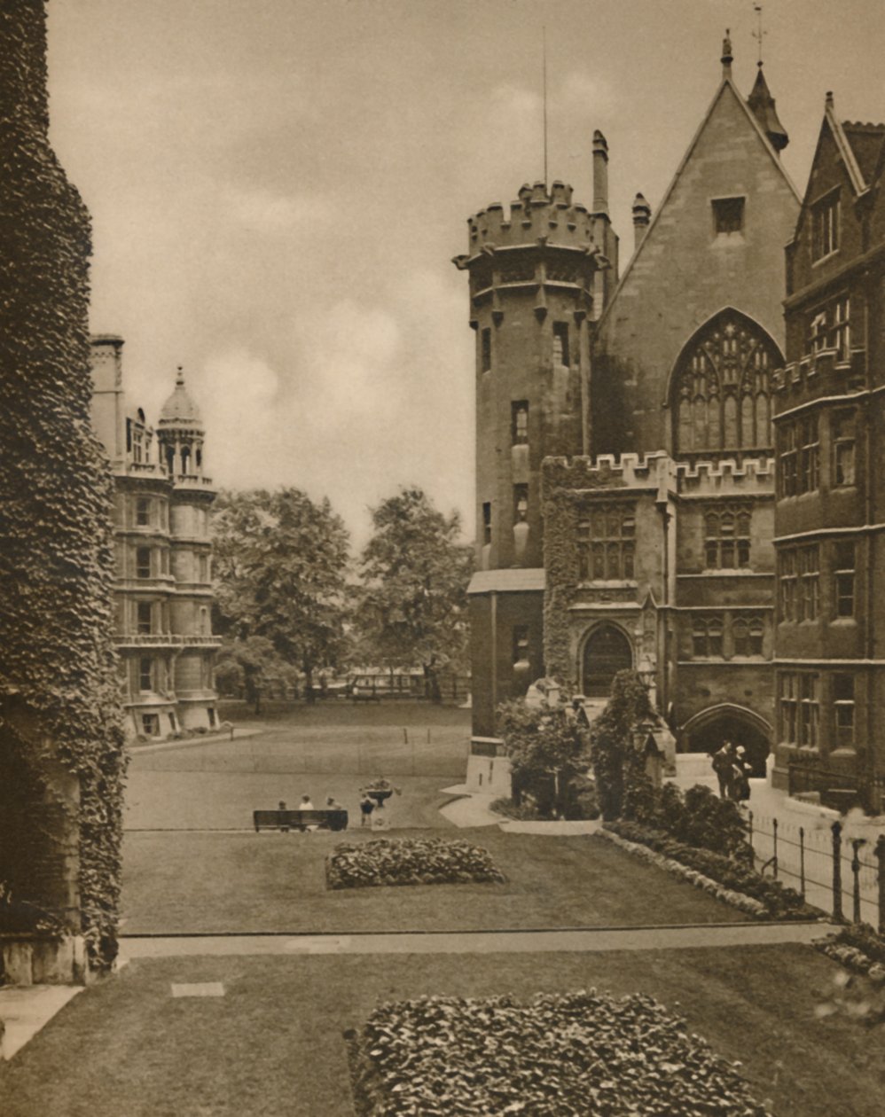 Vista de los jardines del Middle Temple desde Fountain Court, c1935 de Unbekannt
