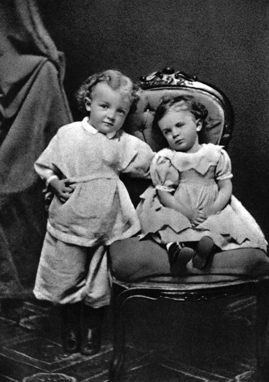 Vladimir Ilich Lenin, líder revolucionario bolchevique ruso, a los 4 años, con su hermana Olga, 1874 de Unbekannt