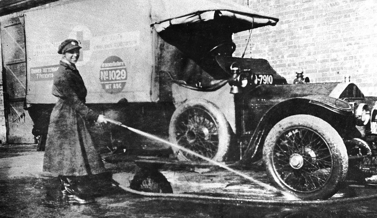 Mujer voluntaria inglesa lavando su ambulancia, Cambridge, Primera Guerra Mundial, 1915 de Unbekannt