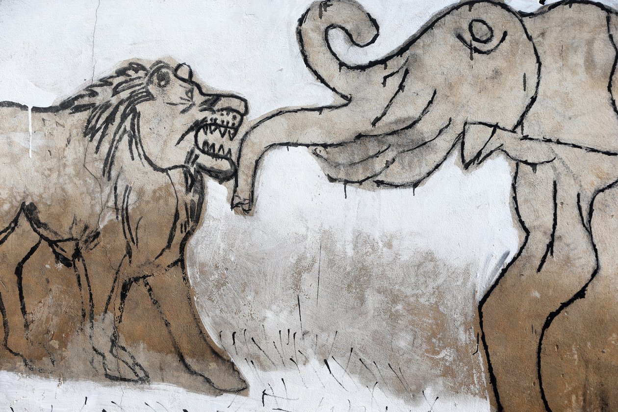 Pintura mural vudú en el Mercado Fetiche de Akodessewa, conocido como el mercado vudú más grande del mundo. Elefante y león. Lomé, Togo de Unbekannt