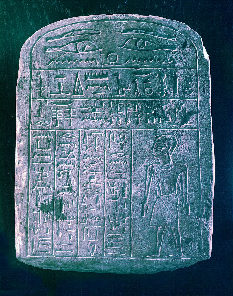 Estela votiva dedicada por su hermano a un hombre de Ermant, cerca de Tebas, Antiguo Egipto de Unbekannt