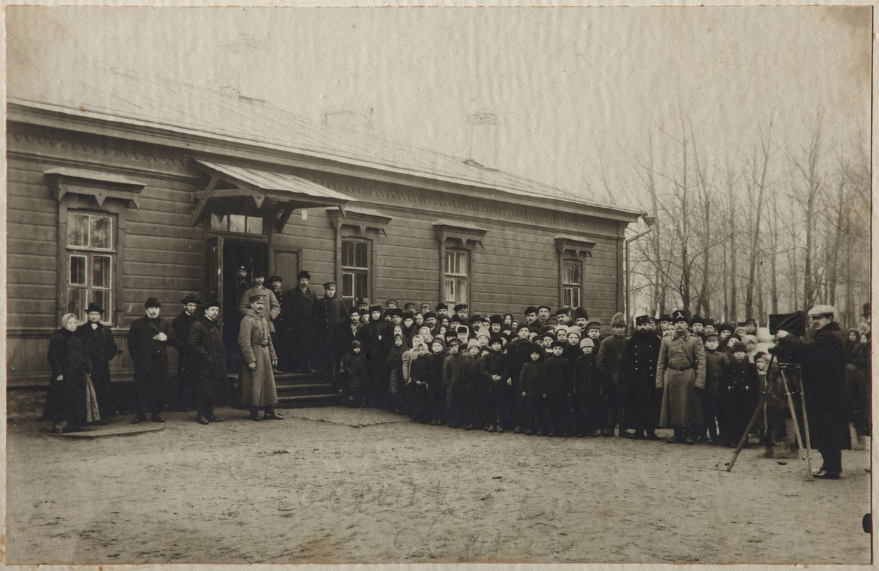 Esperando la remoción del cuerpo de León Tolstói en la estación de Astapovo, 20 de noviembre de 1910, 1910 de Unbekannt