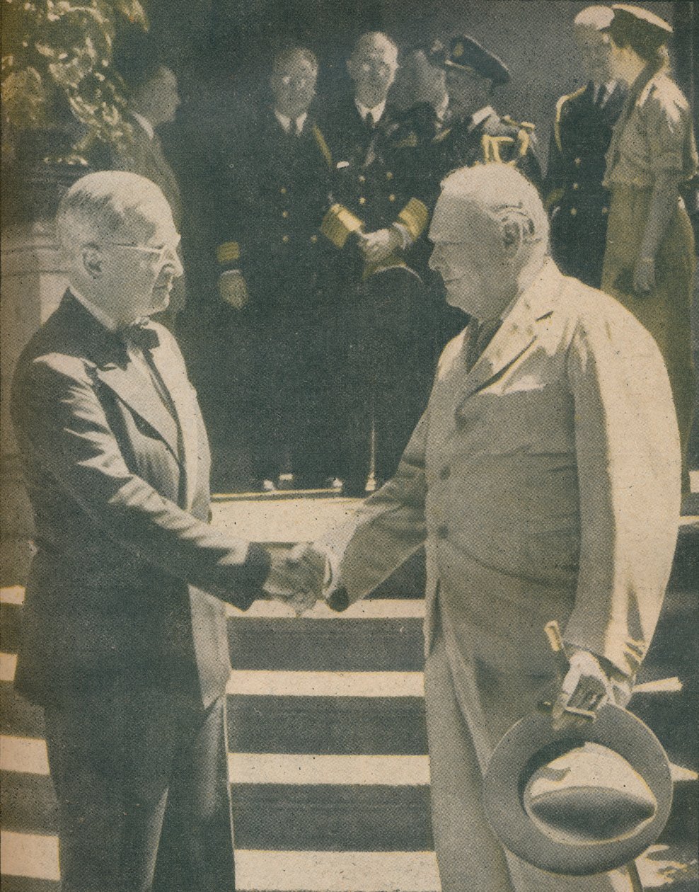 Cálido apretón de manos entre el Primer Ministro y el Presidente, 1945 de Unbekannt