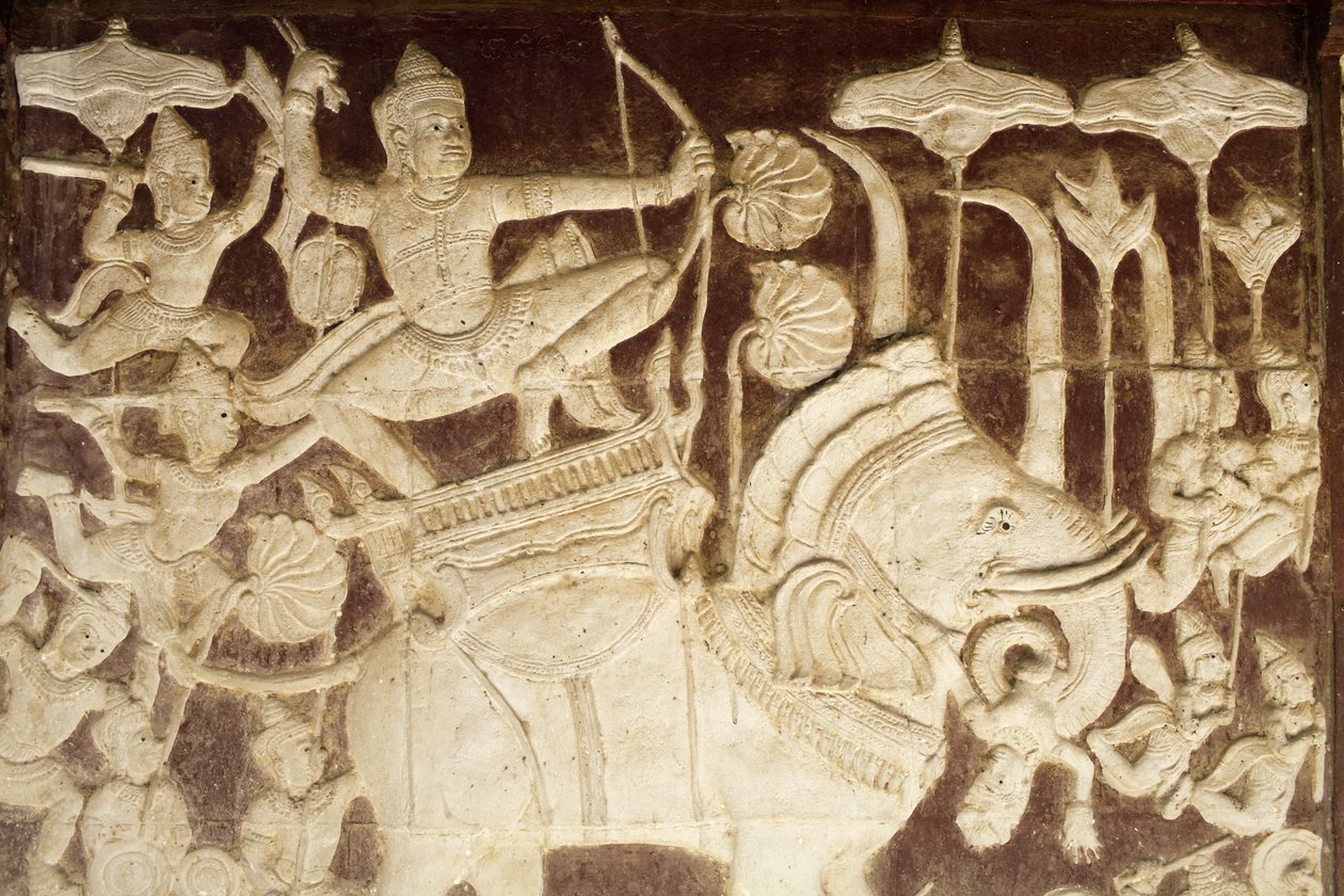 Wat Ounalom: escultura que representa una escena de batalla del Ramayana Phnom Penh Camboya de Unbekannt
