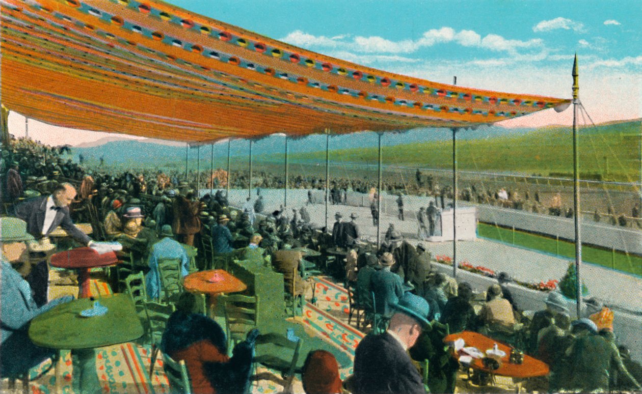 Viendo las carreras frente a la Casa Club, Agua Caliente Jockey Club, c1939 de Unbekannt