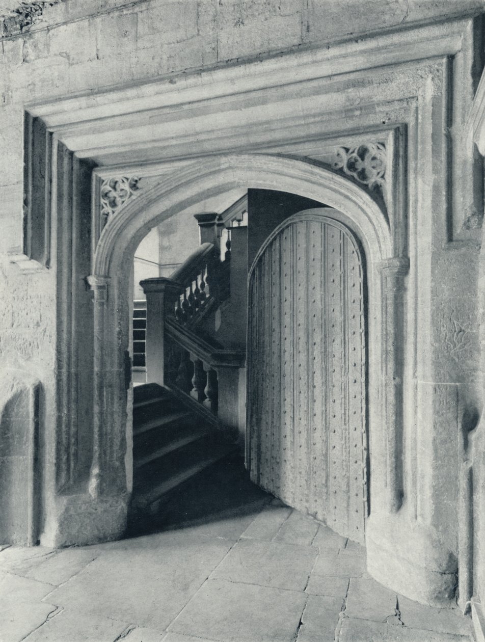 Puerta norte de Waynflete, con las escaleras del siglo XVII a la escuela superior y antecapilla, 1926 de Unbekannt