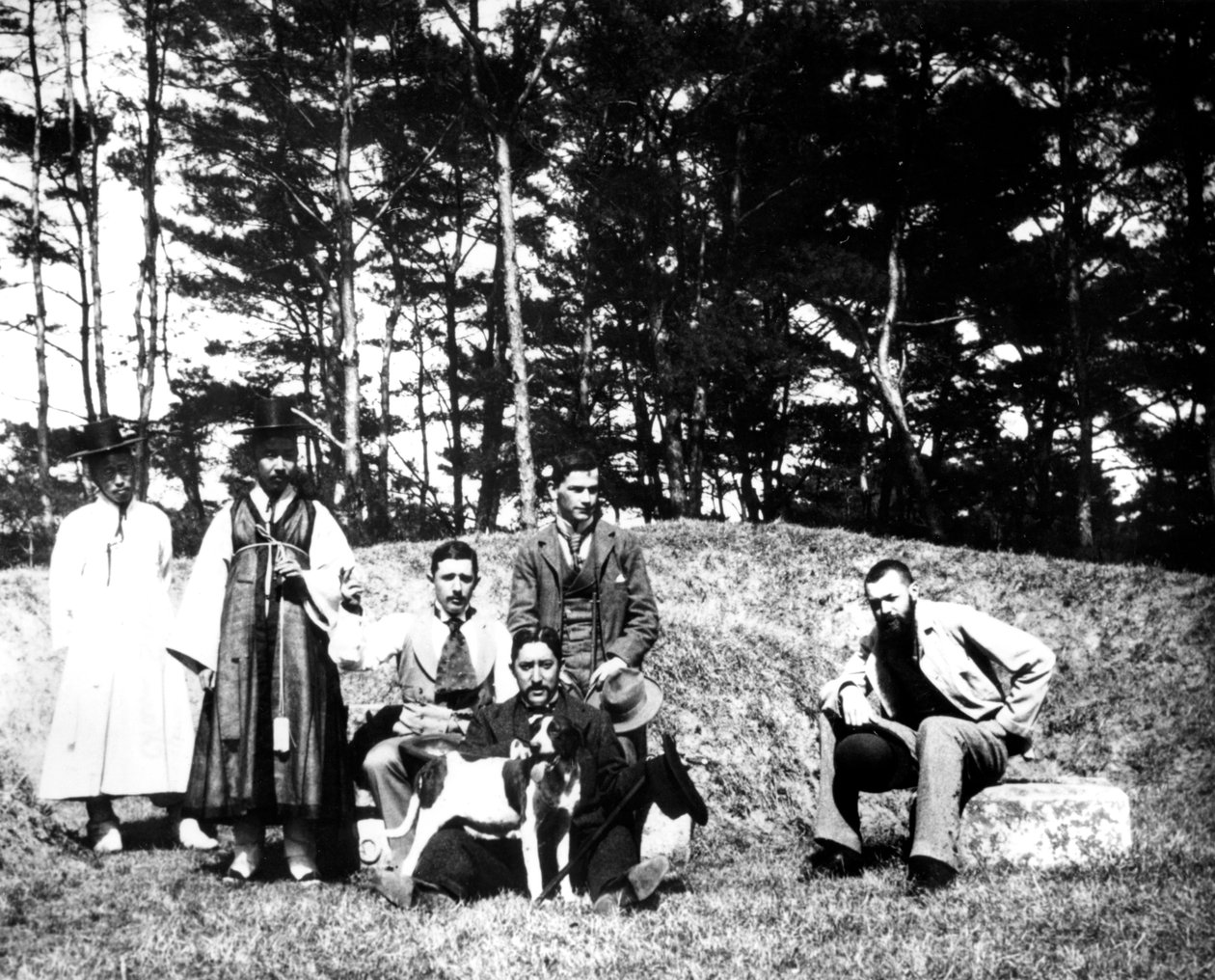Visitantes occidentales con locales, Nam San, Corea, 1900 de Unbekannt