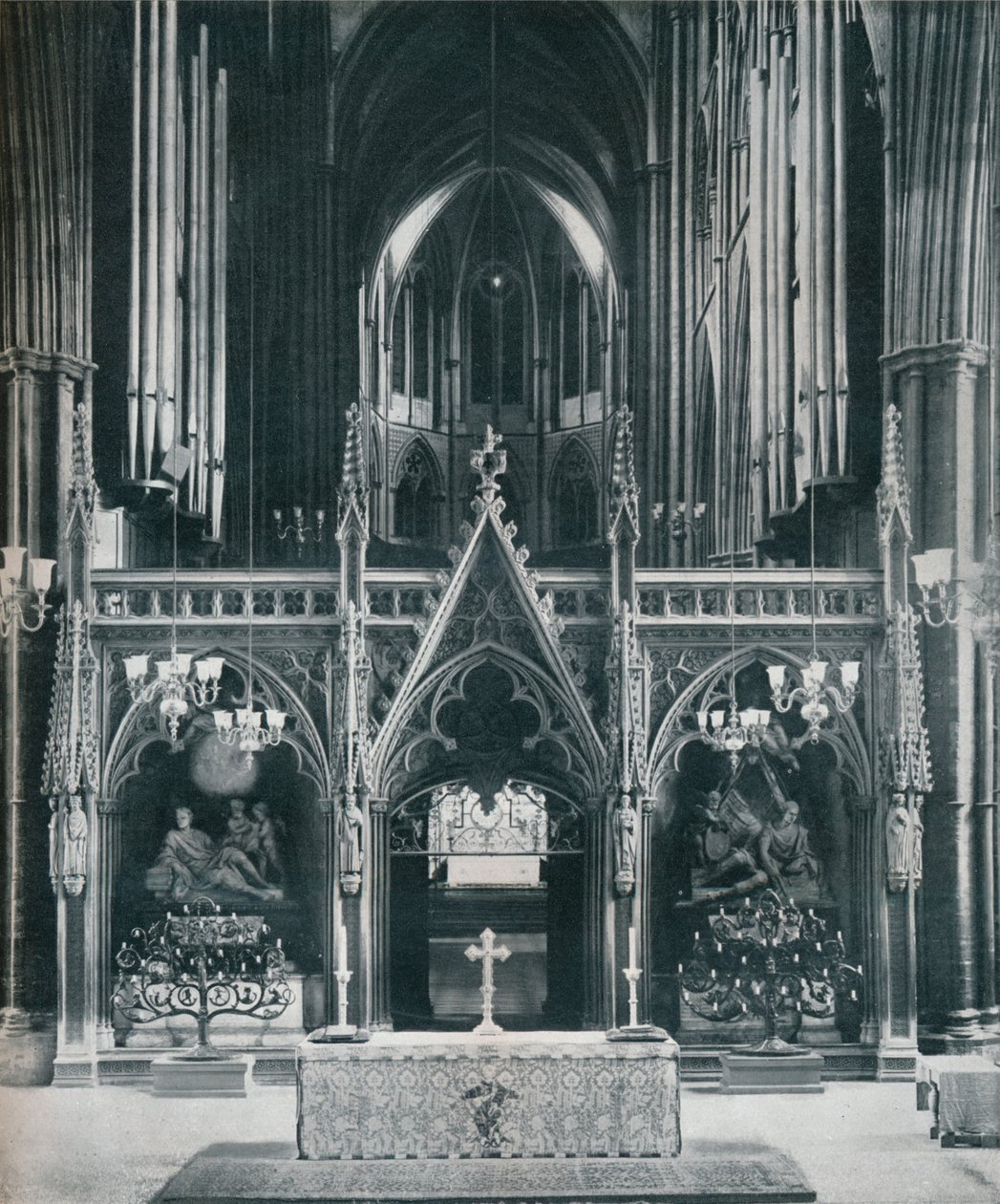 Abadía de Westminster, Londres, mostrando los candelabros del Antiguo y Nuevo Testamento de Benno Elkan, c1942 de Unbekannt