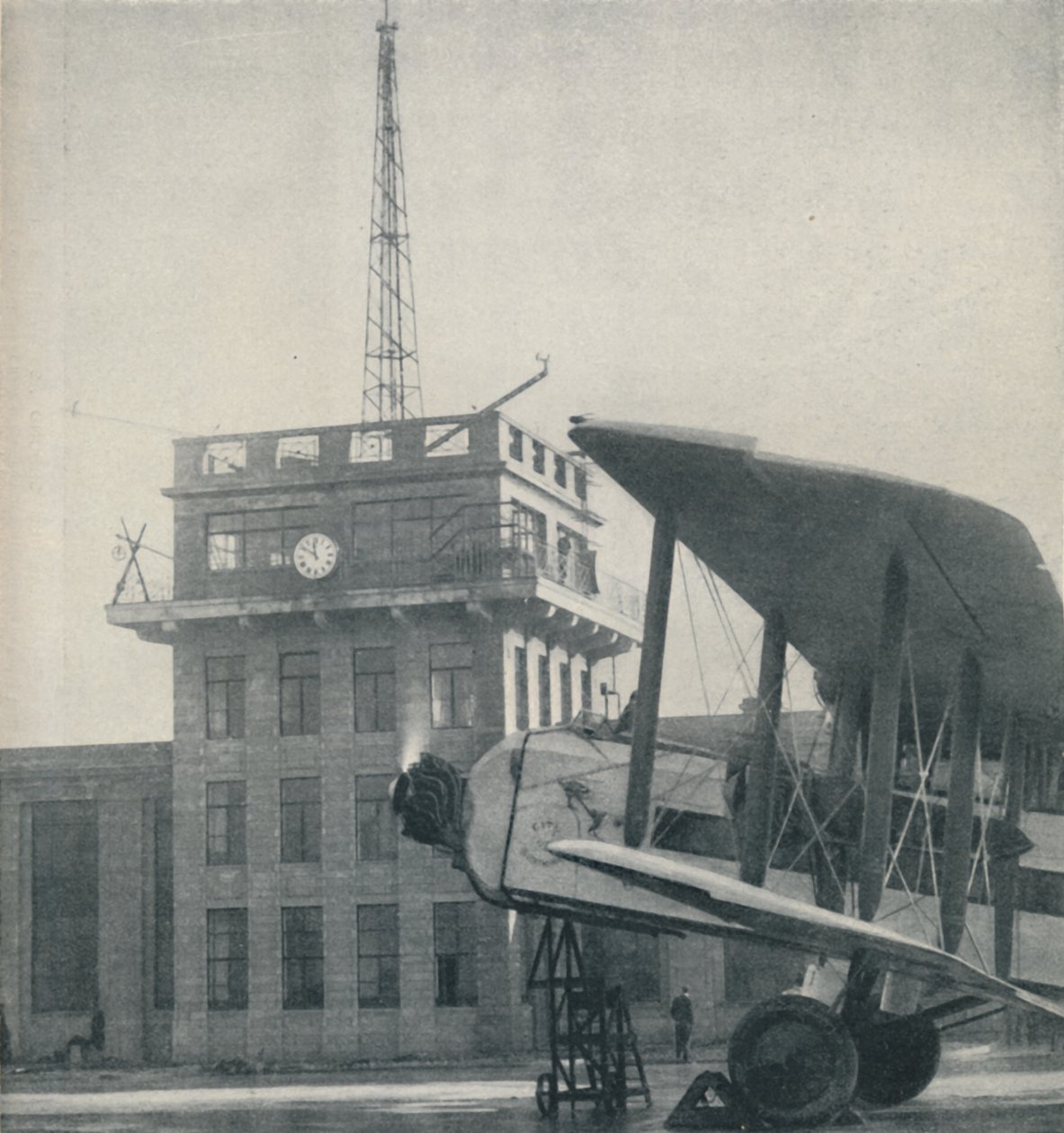 Donde los oficiales de un gran aeródromo mantienen contacto con los pilotos, c1935 de Unbekannt