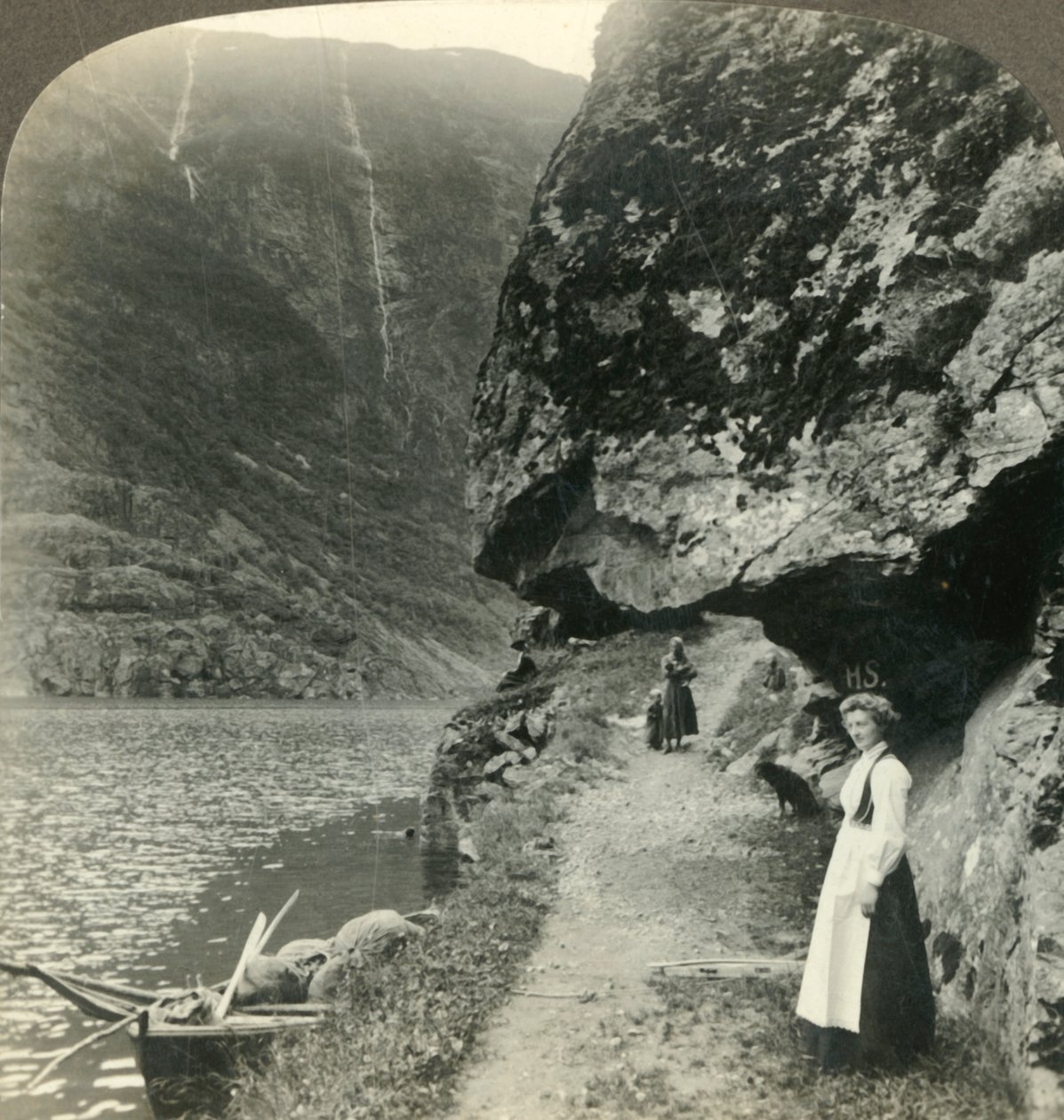 Donde el camino se desliza bajo los acantilados salientes junto a las aguas del Nerofjord, Noruega, c1905 de Unbekannt