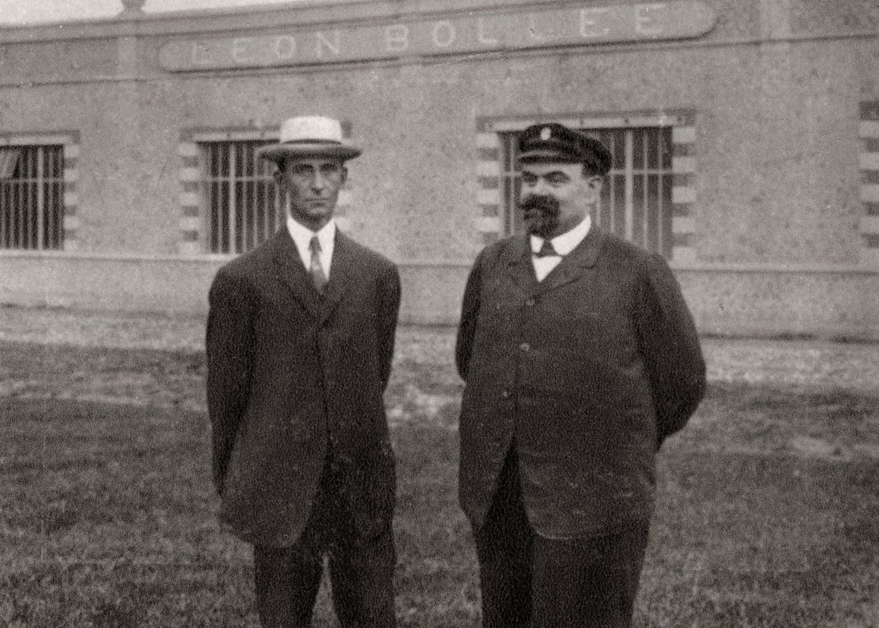 Wilbur Wright, aviador estadounidense, y Leon Bollee, inventor y fabricante de automóviles francés, 1908 de Unbekannt