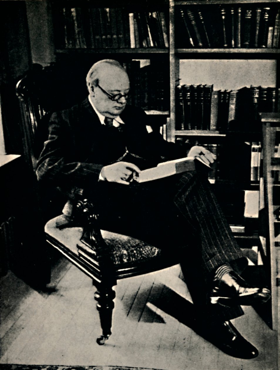 Winston Spencer Churchill en su biblioteca, 1945 de Unbekannt