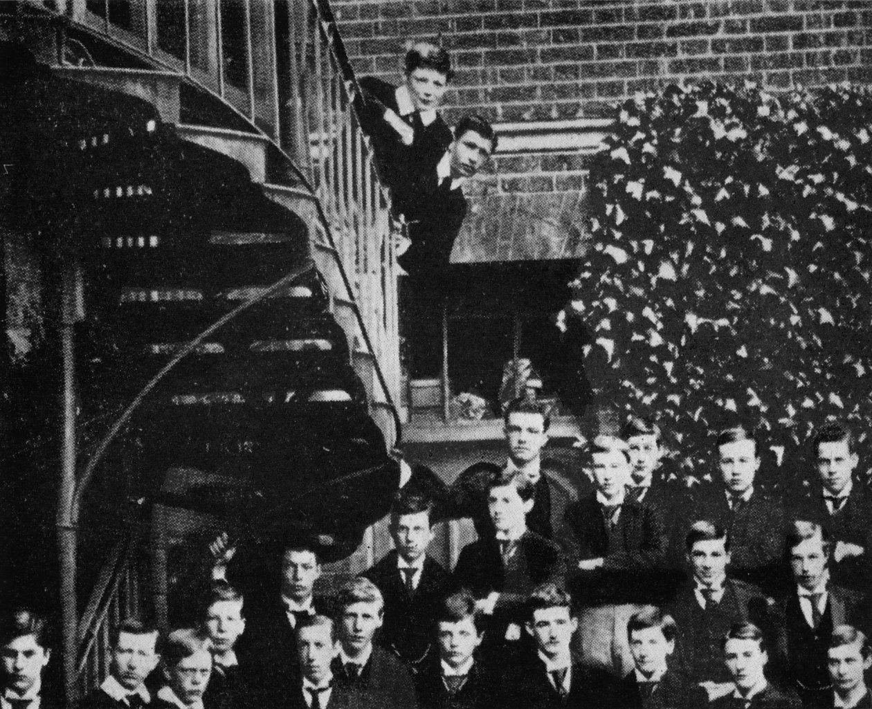 Winston subiendo una escalera, mientras la clase posa de Unbekannt