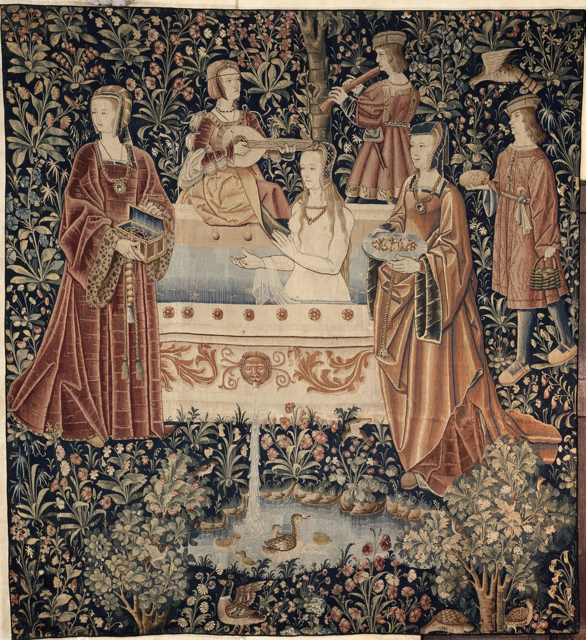 Mujer bañándose rodeada de asistentes, serie de tapices La Vie Seigneuriale, c. 1500 de Unbekannt