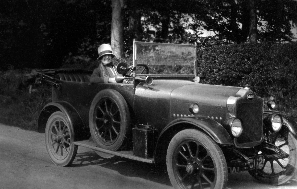 Mujer conduciendo un coche, 1930 de Unbekannt