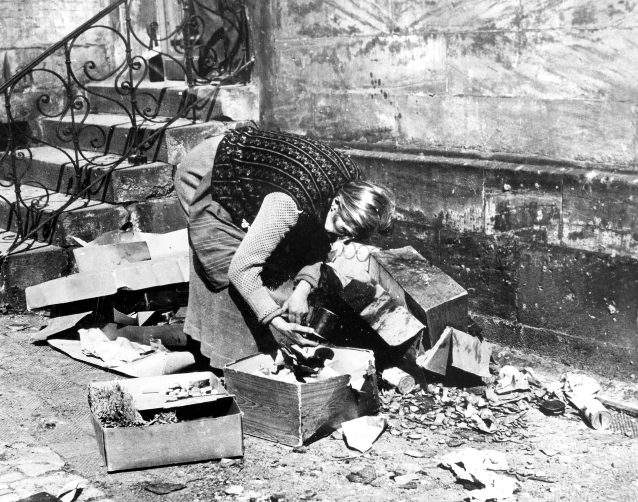 Mujer buscando comida, Bayreuth, Alemania, abril de 1945 de Unbekannt
