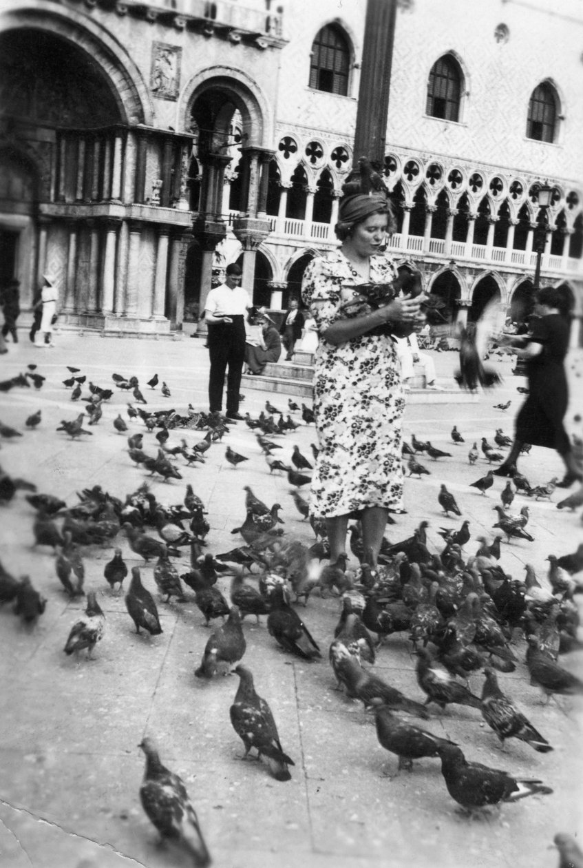 Mujer rodeada de palomas, Plaza de San Marcos, Venecia, Italia, 1938 de Unbekannt
