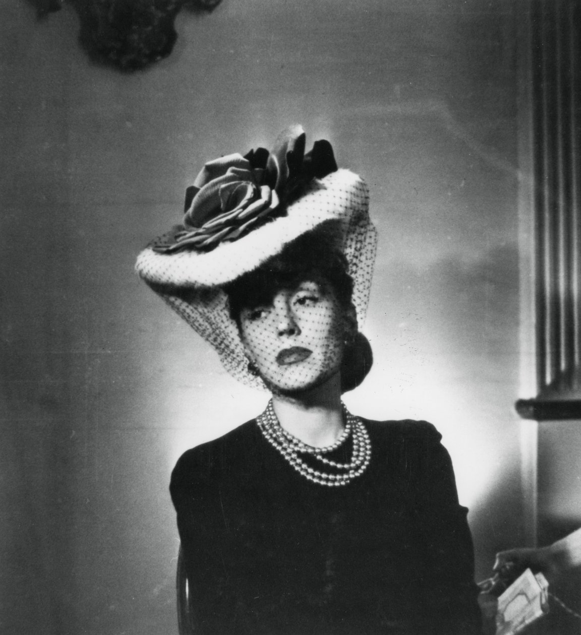 Mujer con sombrero y velo del diseñador de moda francés Jacques Fath, Francia, 1943 de Unbekannt