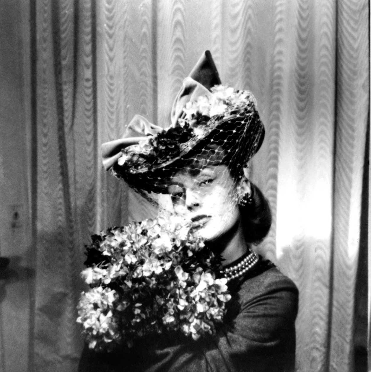 Mujer con sombrero con velo, sosteniendo un ramo de flores, París, 1943 de Unbekannt