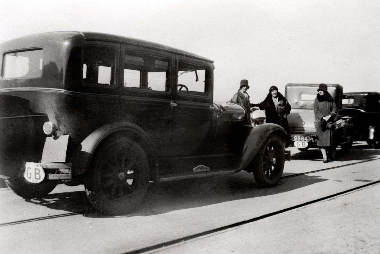 Mujeres y coches estacionados, 1930 de Unbekannt