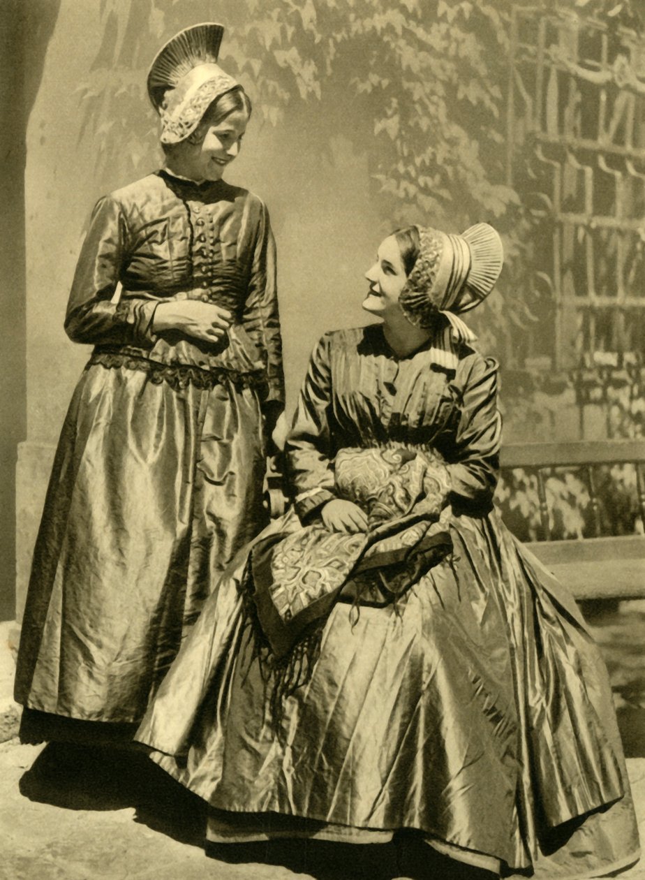 Mujeres con traje tradicional, Baja Austria, c1935 de Unbekannt