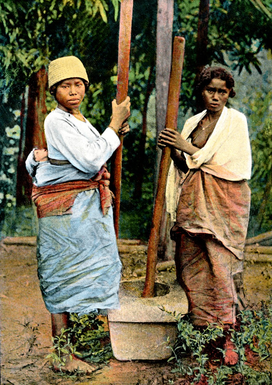 Mujeres moliendo arroz, Madagascar de Unbekannt