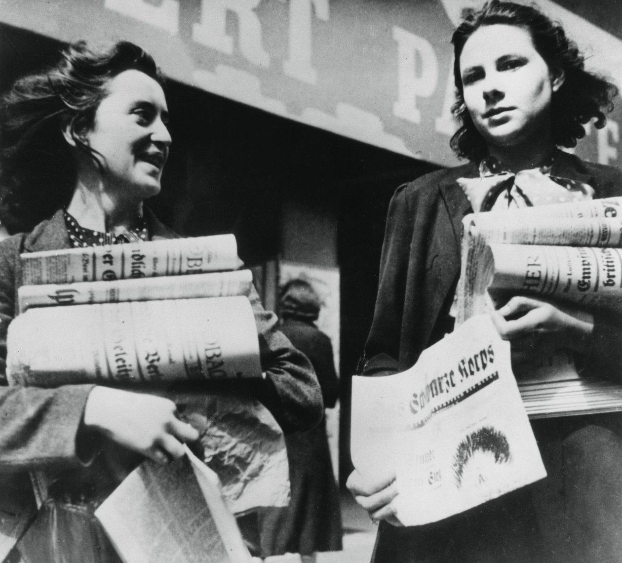 Mujeres vendiendo periódicos alemanes, París ocupado por los alemanes, 19 de julio de 1940 de Unbekannt