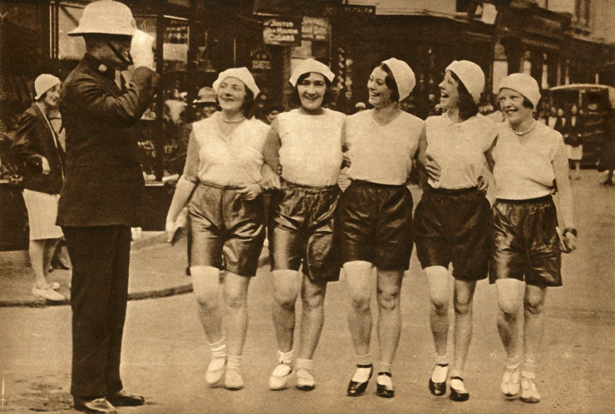 Mujeres con Pantalones Cortos, 1930, 1933 de Unbekannt