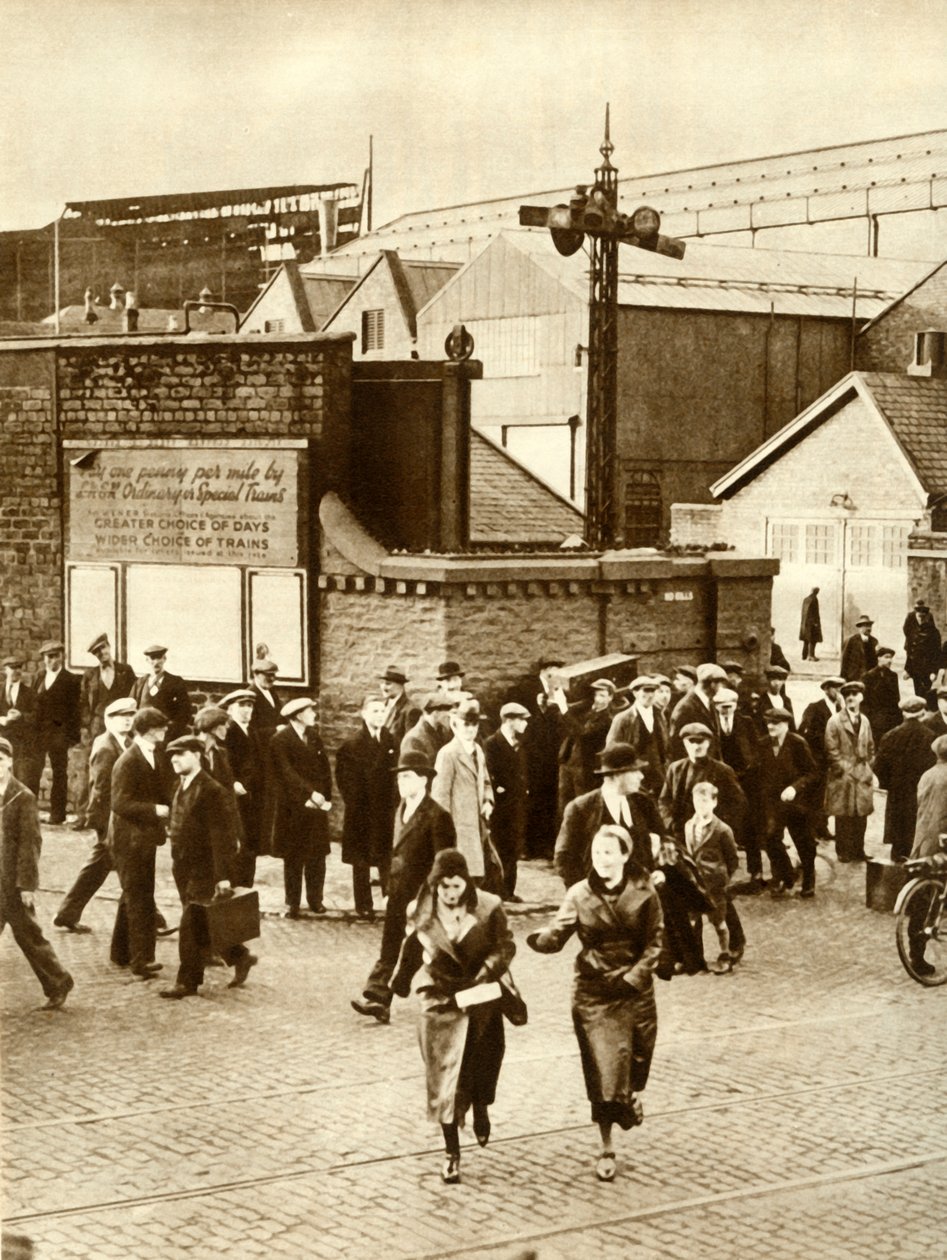 Trabajadores saliendo... después de la suspensión de la construcción del Cunarder 534, diciembre de 1931, 1935 de Unbekannt