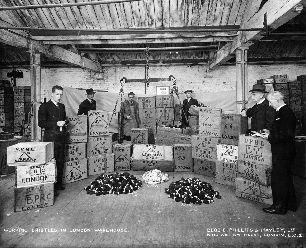 Trabajando con cerdas en un almacén, Londres, 1938 de Unbekannt