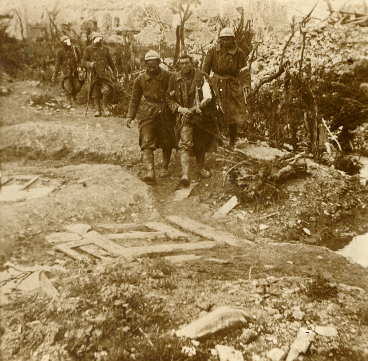 Soldados de infantería franceses heridos llegando al Chateau d