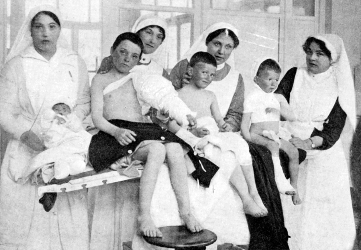Niños heridos de Ypres con enfermeras en La Panne, Bélgica, Primera Guerra Mundial, 1914-1918, c. 1920 de Unbekannt