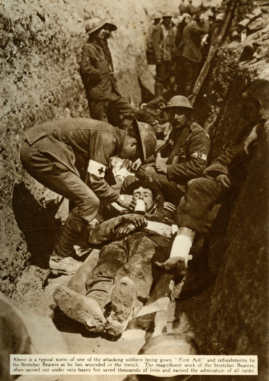 Soldado herido siendo tratado en las trincheras, Batalla del Somme, Primera Guerra Mundial, 1916 de Unbekannt