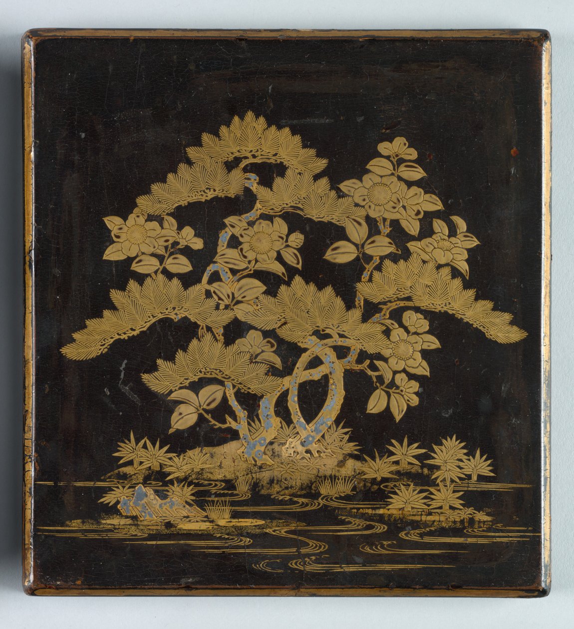 Caja de escritura Suzuribako con diseño de pino, camelia y bambú en la tapa, 1400s de Unbekannt